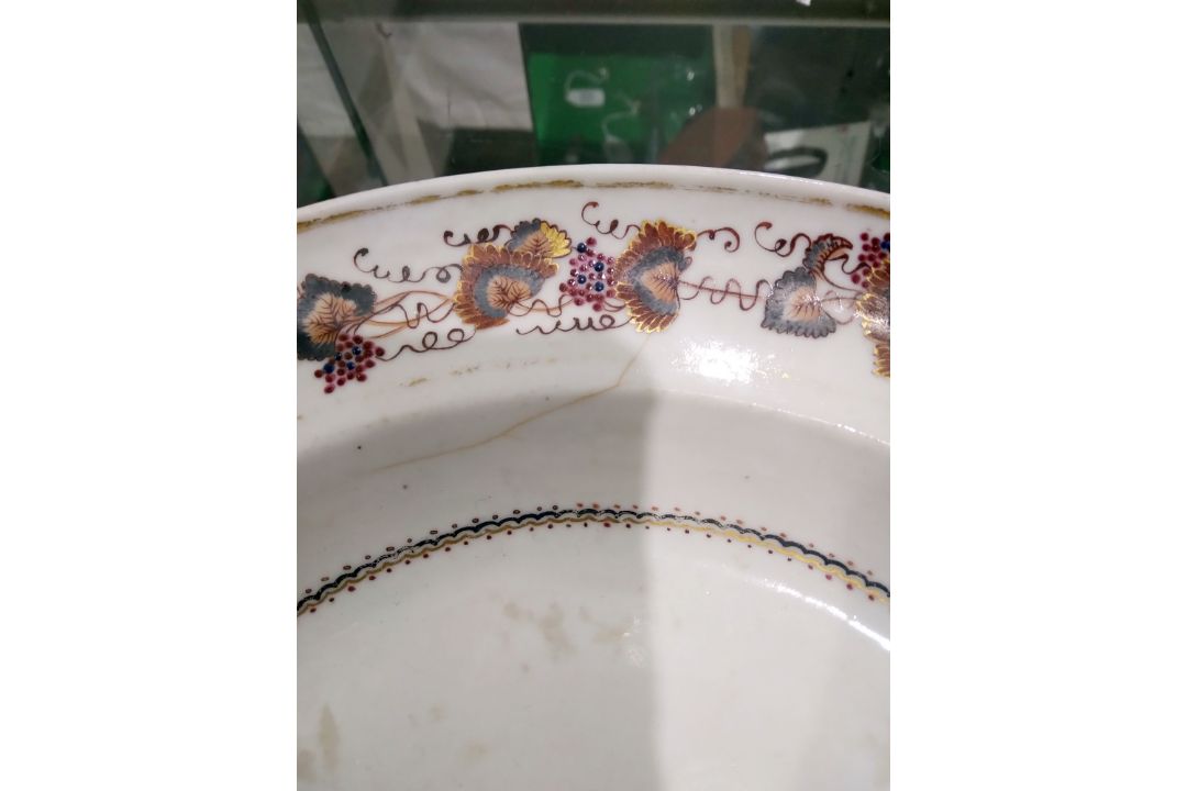 Set of 18th century Chinese export armorial dinner plates, each decorated with a black hatched - Image 5 of 20