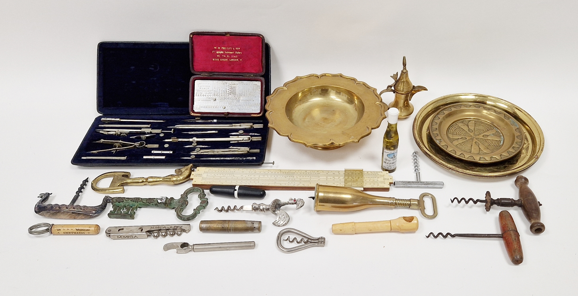 Collection of vintage corkscrews including a turned wooden example, a brass horse headed bottle - Image 2 of 2