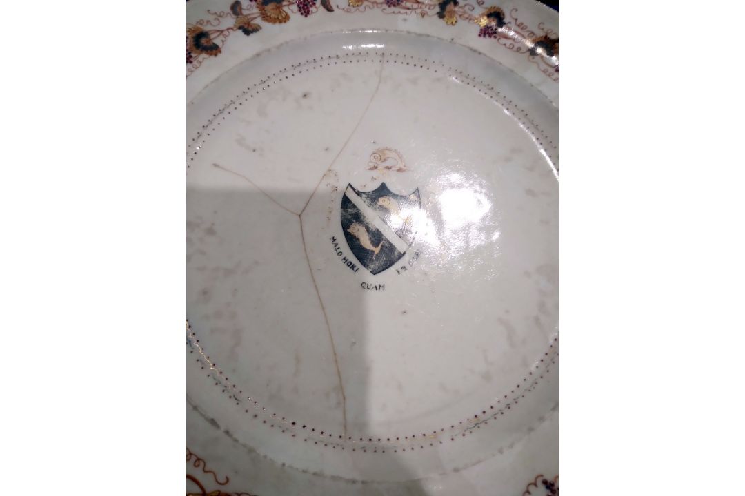 Set of 18th century Chinese export armorial dinner plates, each decorated with a black hatched - Image 8 of 20