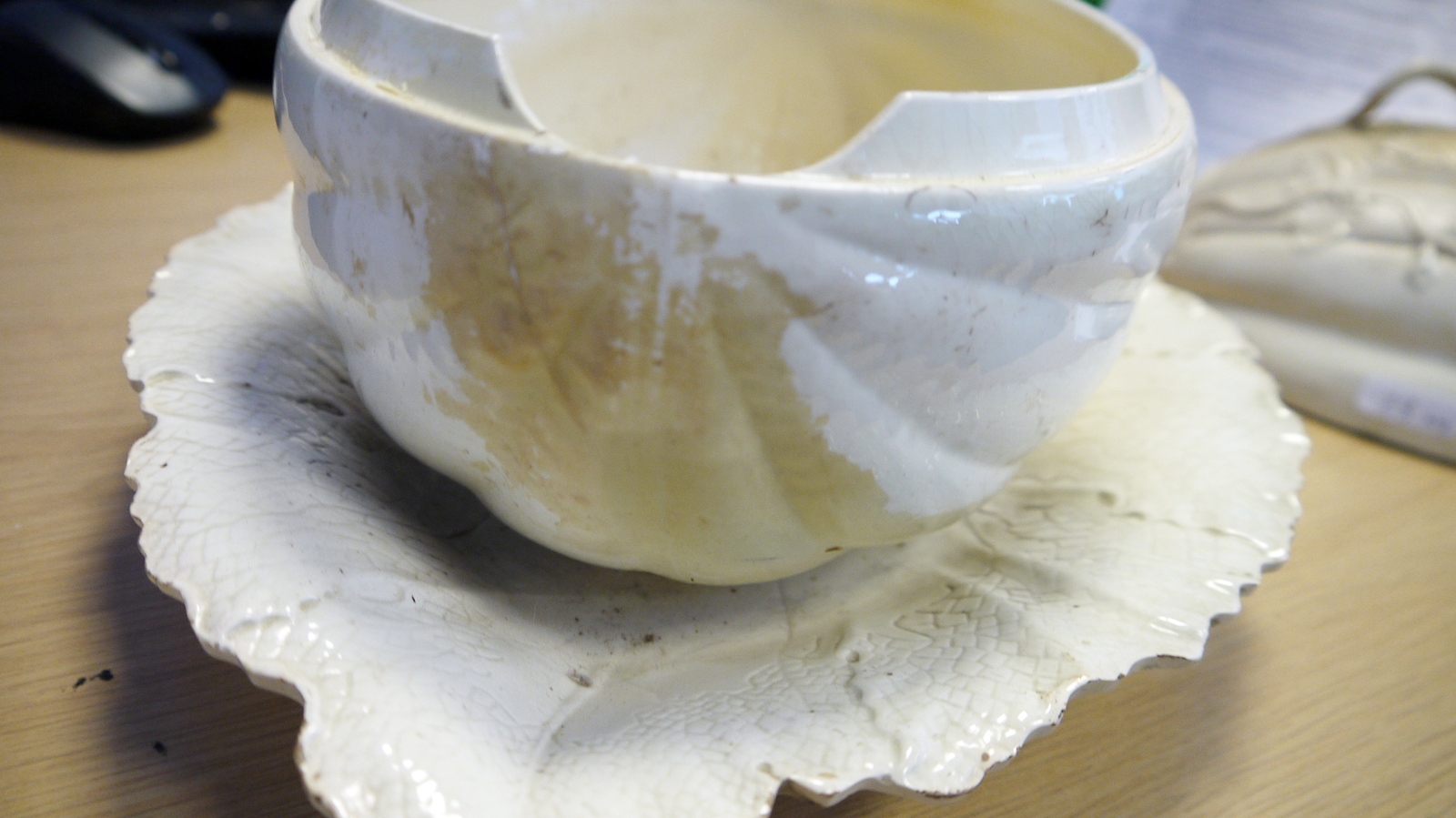 English creamware melon sauce tureen, cover and fixed stand, circa 1775, impressed LP incised 2 - Image 11 of 15