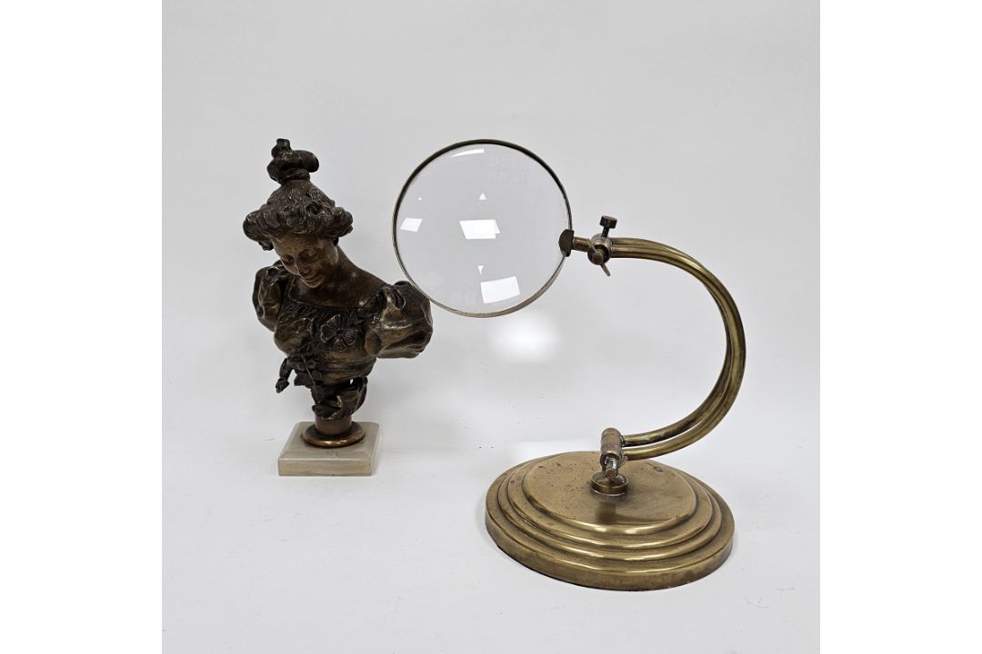 Vintage brass table-top adjustable magnifying glass on circular base, 23cm high x 18cm diameter to