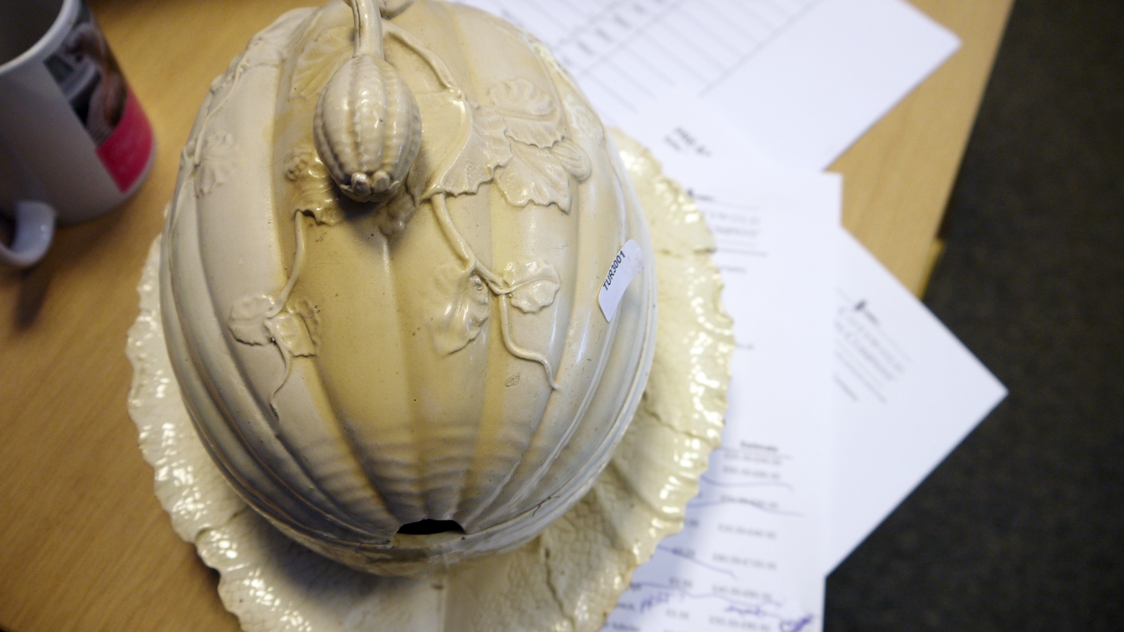 English creamware melon sauce tureen, cover and fixed stand, circa 1775, impressed LP incised 2 - Image 5 of 15