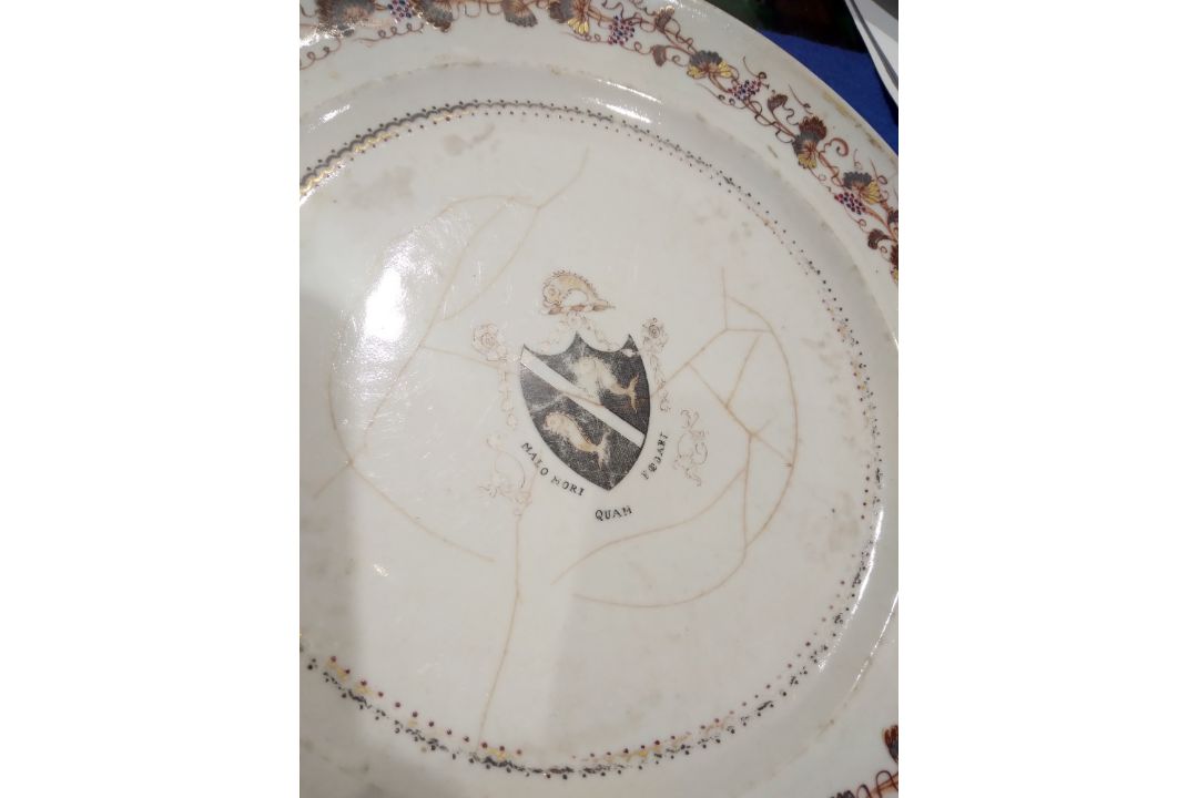 Set of 18th century Chinese export armorial dinner plates, each decorated with a black hatched - Image 12 of 20