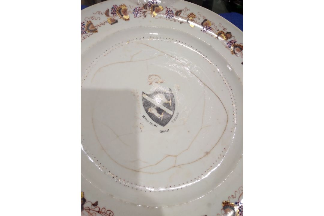 Set of 18th century Chinese export armorial dinner plates, each decorated with a black hatched - Image 14 of 20