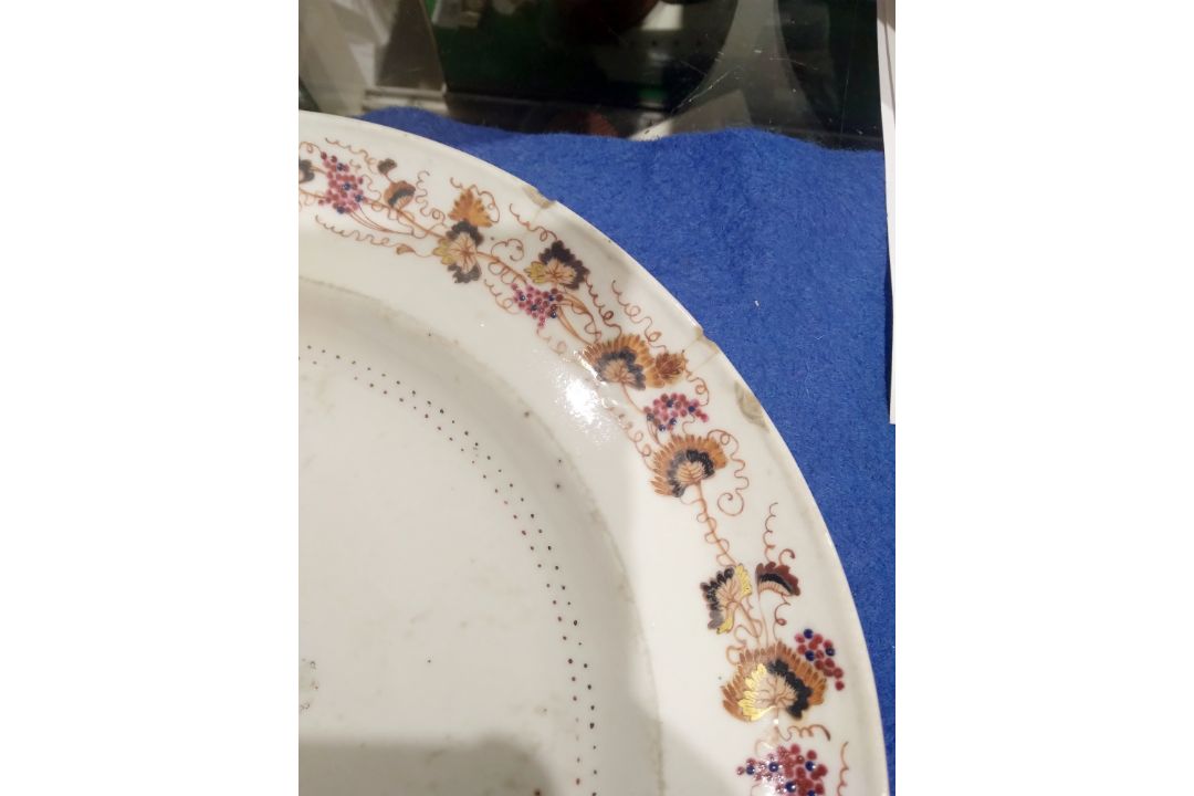 Set of 18th century Chinese export armorial dinner plates, each decorated with a black hatched - Image 11 of 20