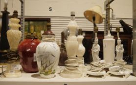 Collection of table lamps to include a Franklin porcelain 'The Marshland Bird' vase, a beige