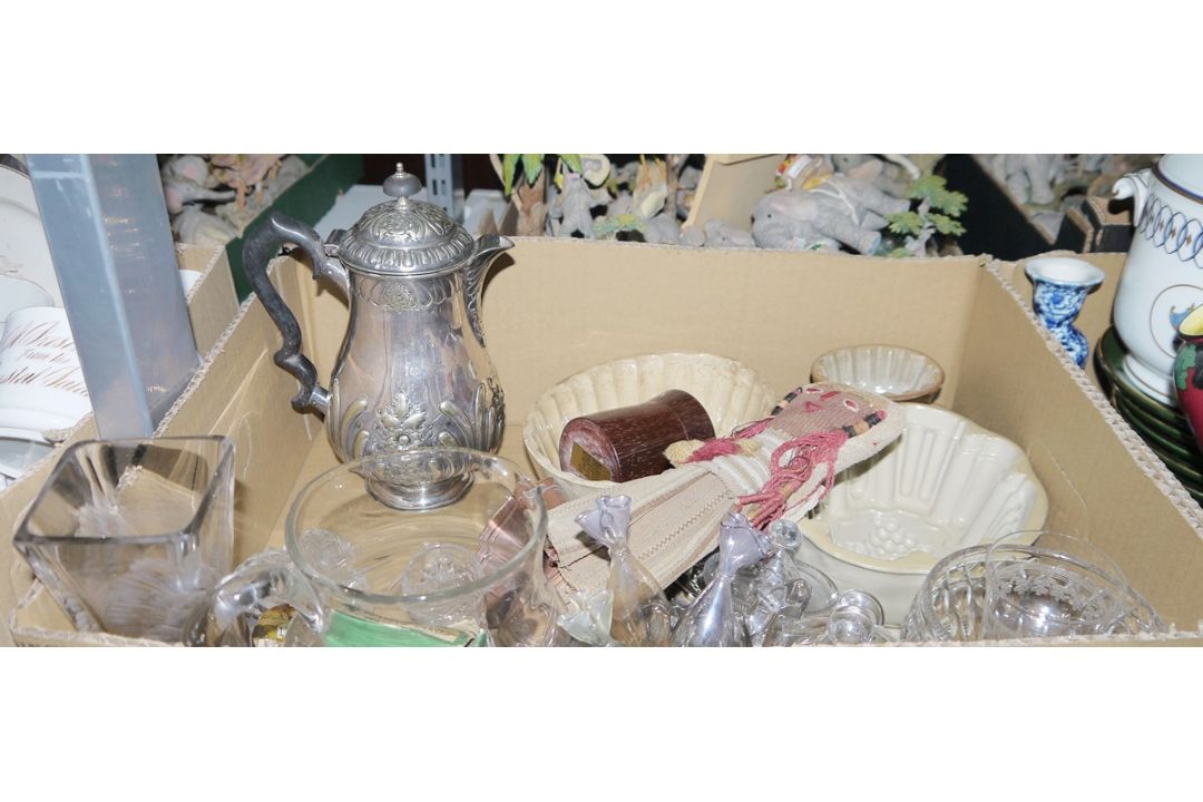 Assorted ceramics and glass to include various white china cups and mugs with gilt inscriptions 'A - Image 3 of 4