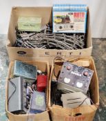 Mixed lot of 0 and 00 gauge model rail items including boxed Meccano transformer No.T20, boxed