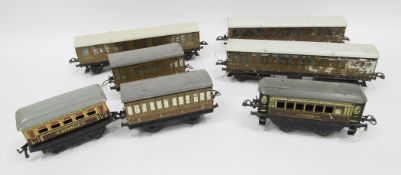 Three Hornby '0' gauge first/third passenger coaches, two similar smaller Hornby Pullman 'Aurelia'