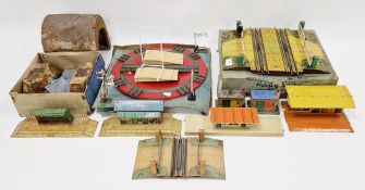 Boxed Hornby cutting no. O, loose tunnel, boxed no. E2 electric timetable and boxed no. E2E level