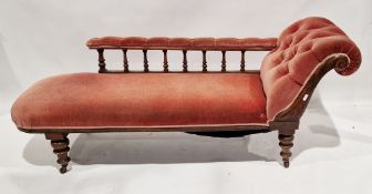 Late Victorian/Edwardian chaise lounge with carved walnut frame, spindle back rail and upholstered
