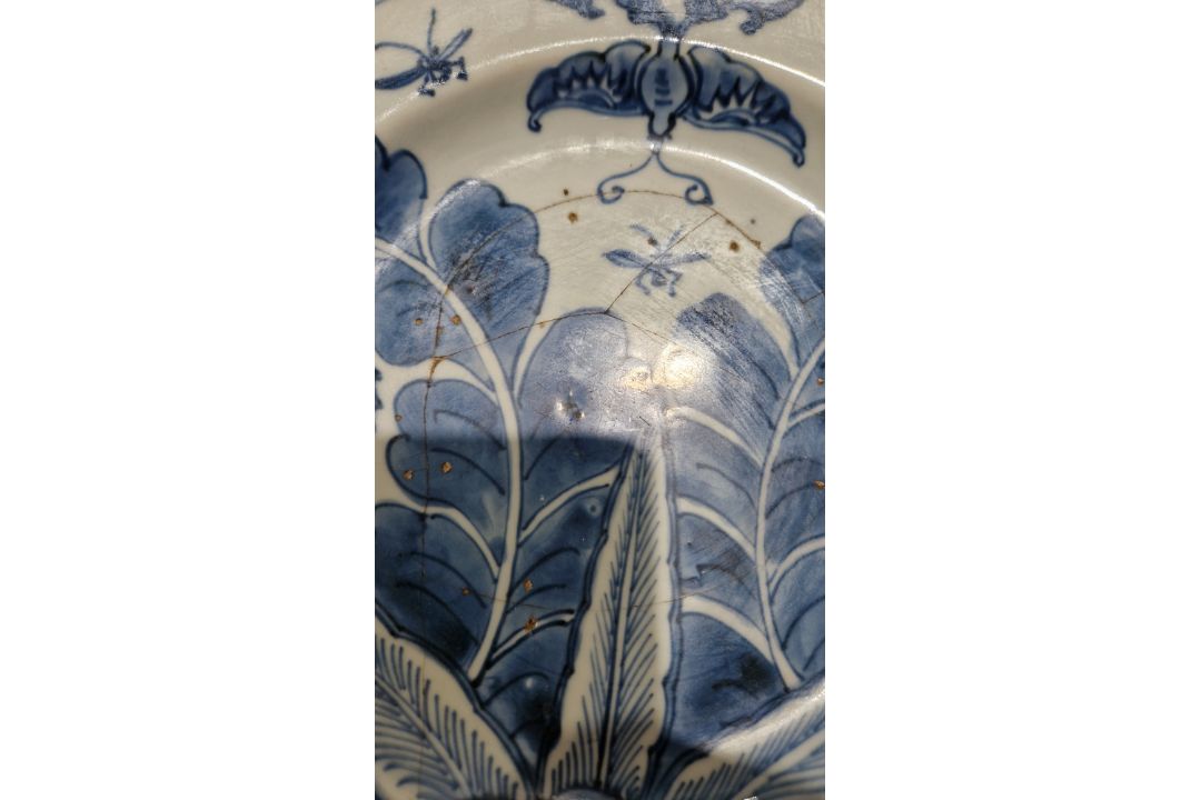Pair Chinese Imari-style porcelain plates, each with deer to centre, blue and red panelled floral - Image 5 of 13