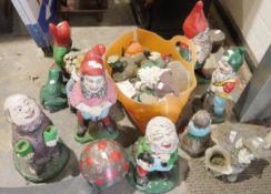 Various garden gnomes, a mushroom, some character figures (15)