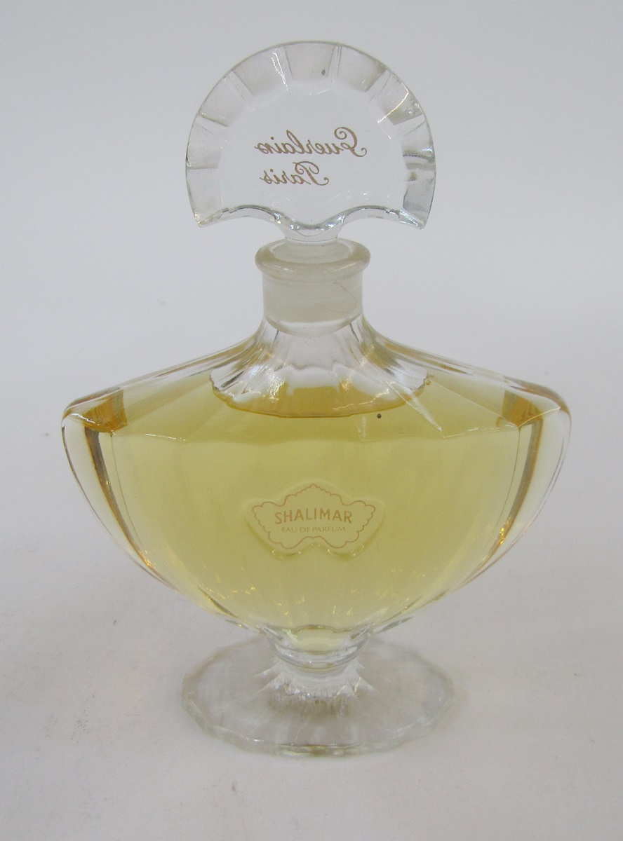 Various perfume bottles to include Guerlain 'Shalimar', 'Jardin de Bagatelles' Lalique 'Clare - Image 7 of 10