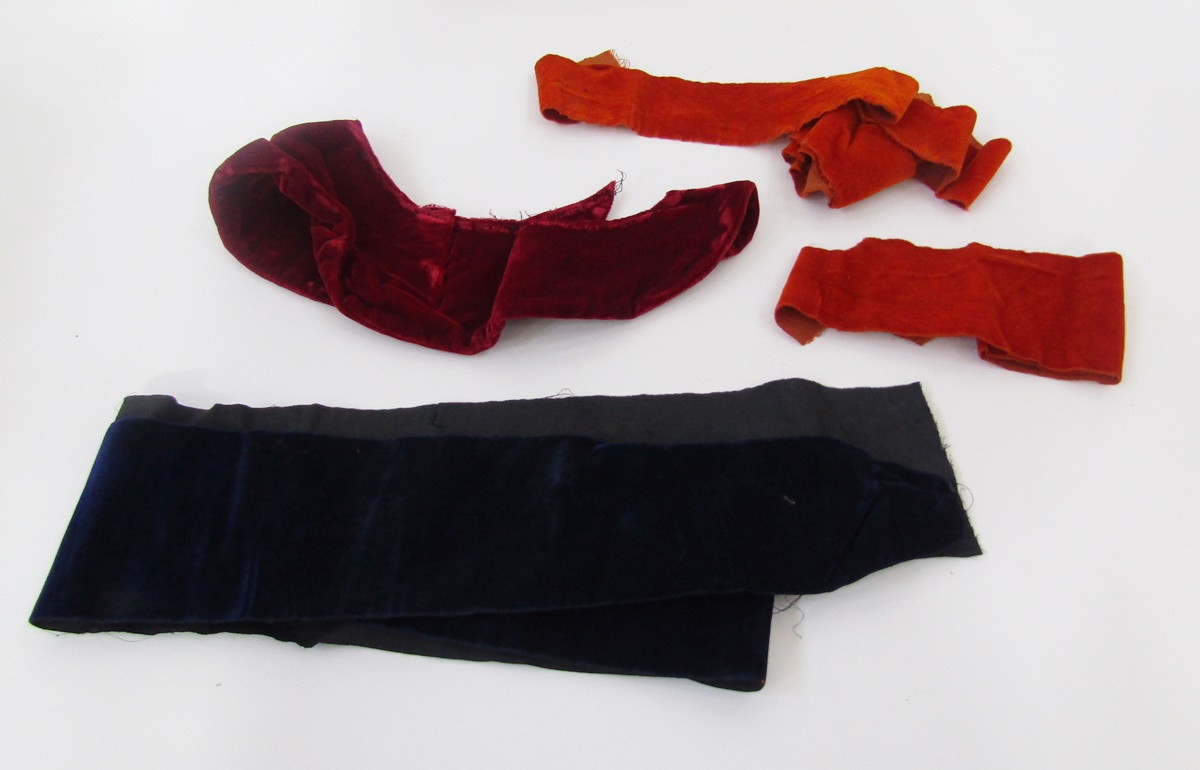 Assorted items to include three tortoiseshell combs, bone crochet and button hooks, a pair of - Image 4 of 8