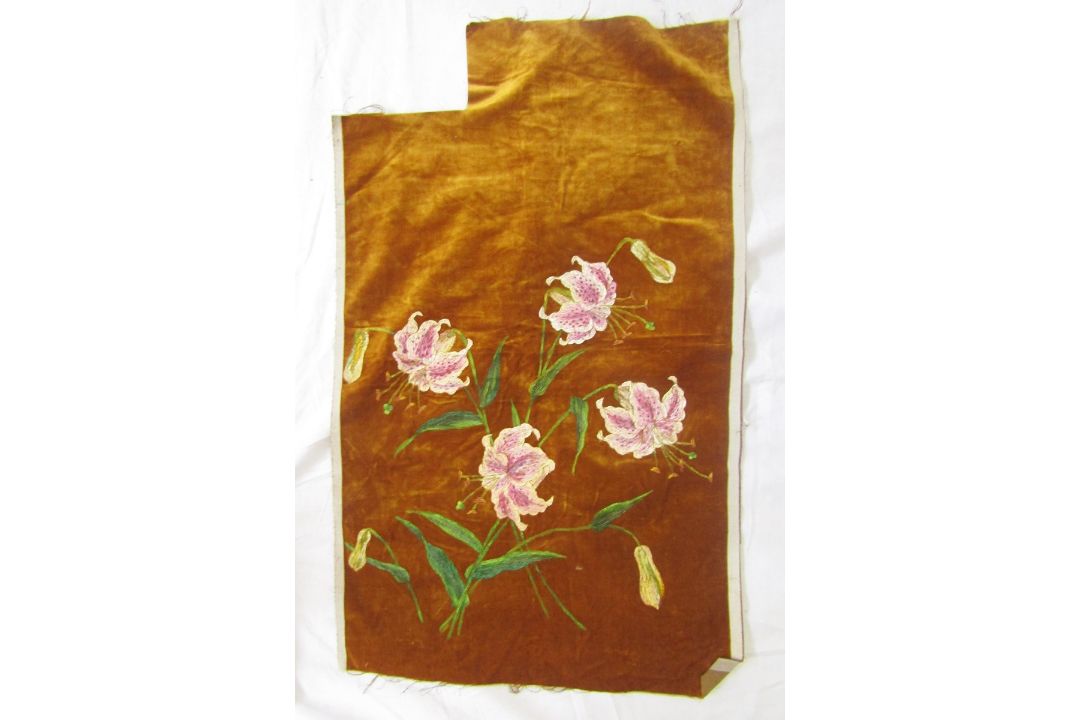 An Edwardian silk padded cover, embroidered with a crane amongst cherry blossom on a green silk - Image 9 of 12
