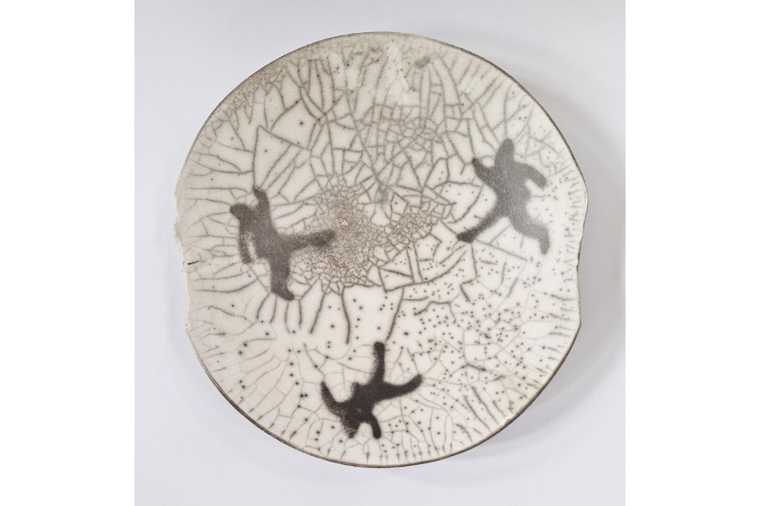 Riccardo Biondi (20th century) a raku fired bowl with stencilled figure decoration on white - Image 1 of 3