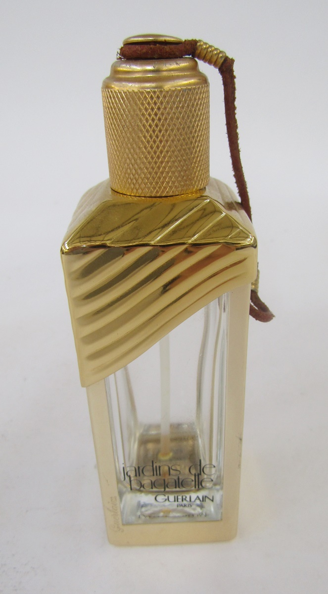 Various perfume bottles to include Guerlain 'Shalimar', 'Jardin de Bagatelles' Lalique 'Clare - Image 5 of 10