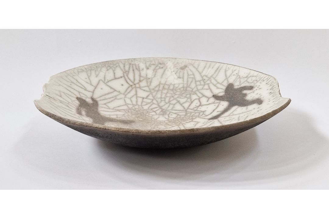Riccardo Biondi (20th century) a raku fired bowl with stencilled figure decoration on white - Image 2 of 3