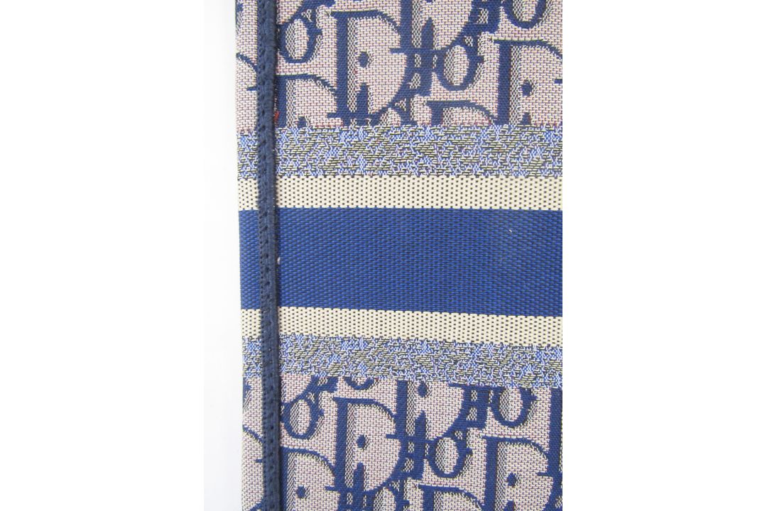 Christian Dior Book Tote bag, woven blue Dior logo and name 'Christian Dior Paris' on one side, - Image 6 of 6