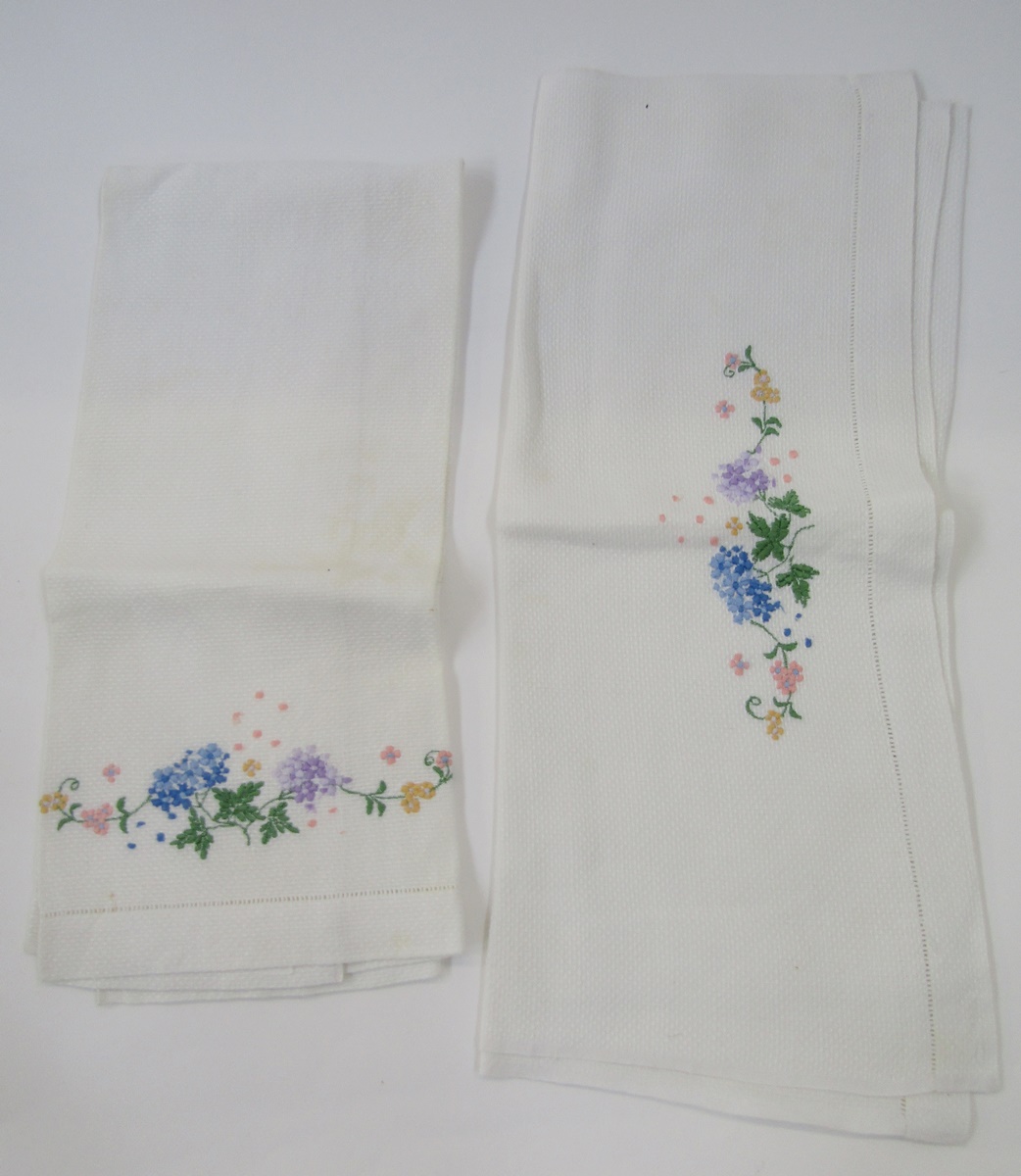 Quantity of vintage cotton handtowels, table napkins, table linen etc (1 box) - Image 4 of 8