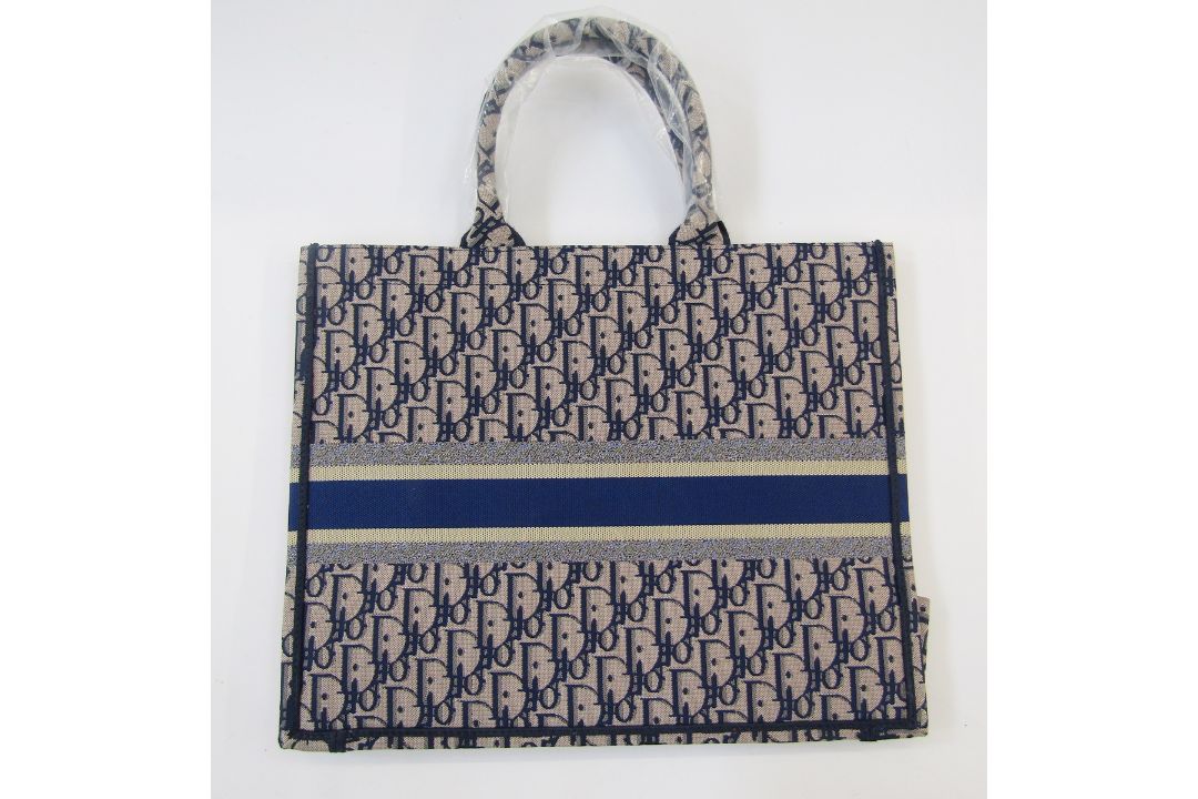 Christian Dior Book Tote bag, woven blue Dior logo and name 'Christian Dior Paris' on one side, - Image 5 of 6