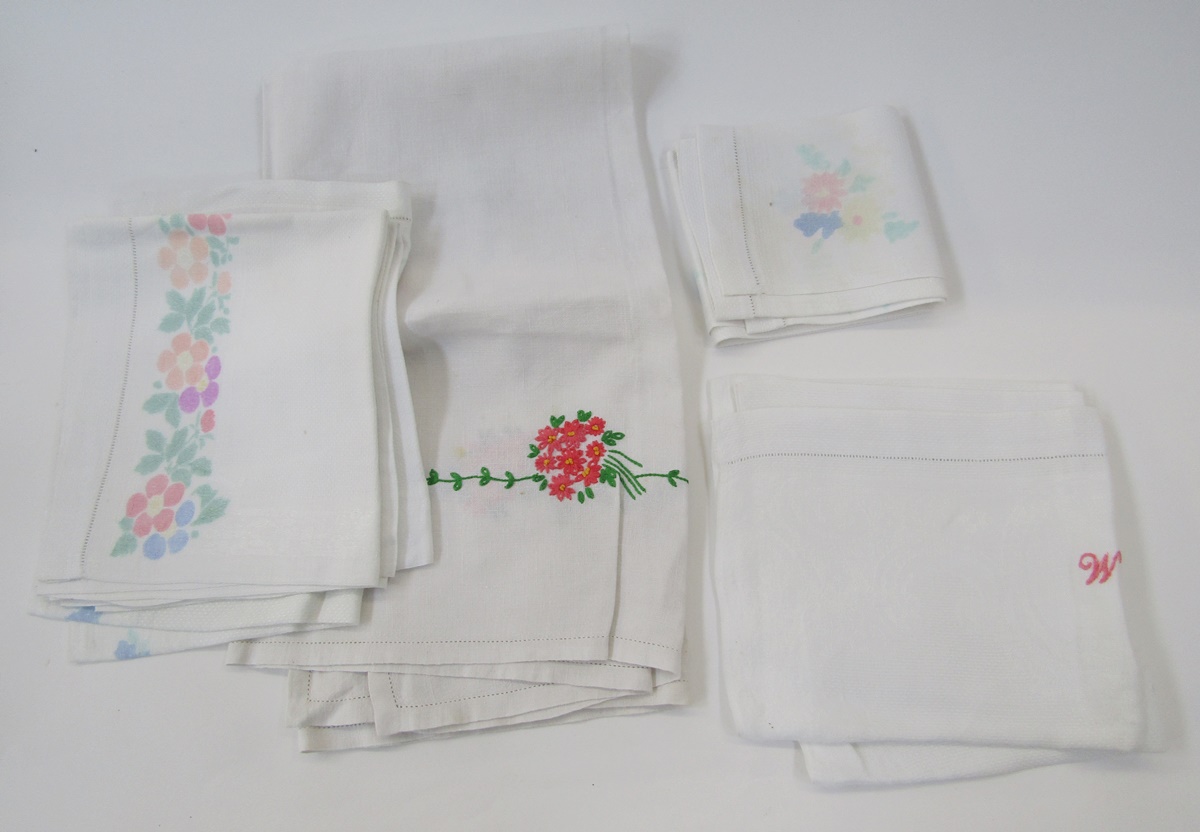 Quantity of vintage cotton handtowels, table napkins, table linen etc (1 box) - Image 5 of 8