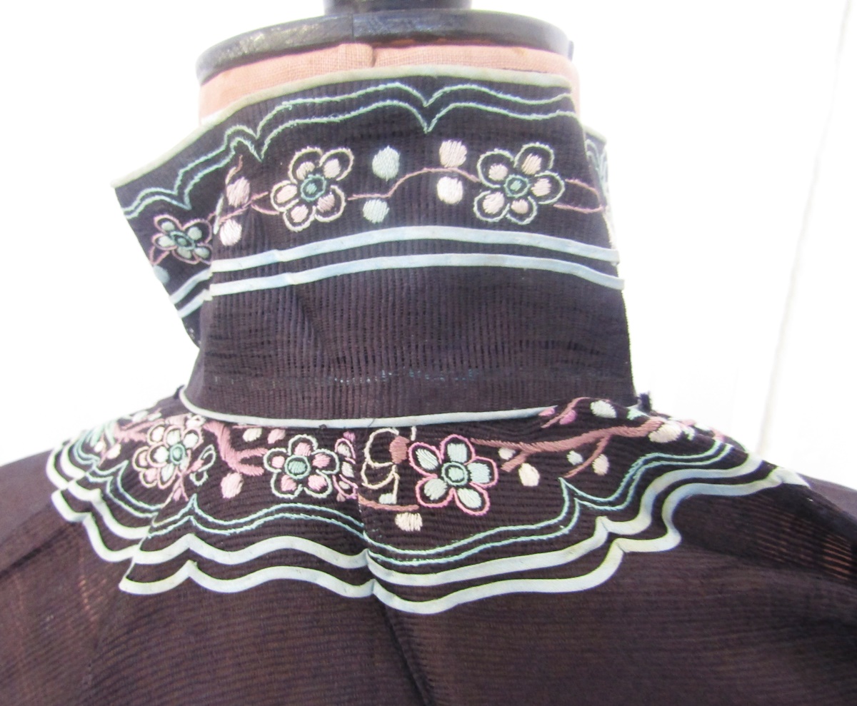 Vintage Chinese robe - bought in the mid 1930's, black open work silk, with embroidered detail to - Image 4 of 12