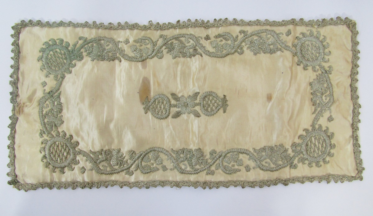 Assorted items to include three tortoiseshell combs, bone crochet and button hooks, a pair of - Image 3 of 8