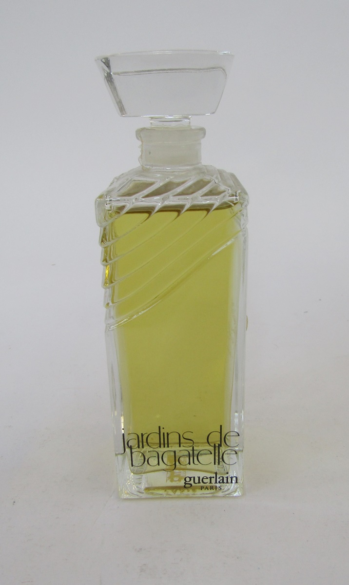 Various perfume bottles to include Guerlain 'Shalimar', 'Jardin de Bagatelles' Lalique 'Clare - Image 9 of 10