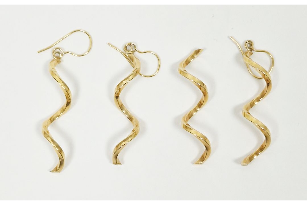 Two pairs of 9ct gold spiral earrings, 3.6g