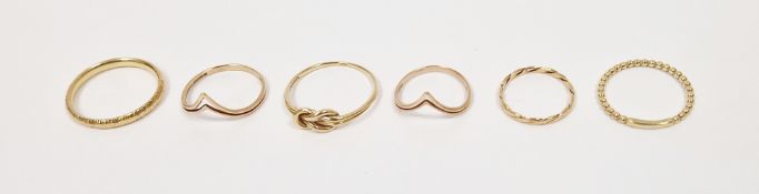 Six 9ct gold fine rings including wishbone, 6.4g