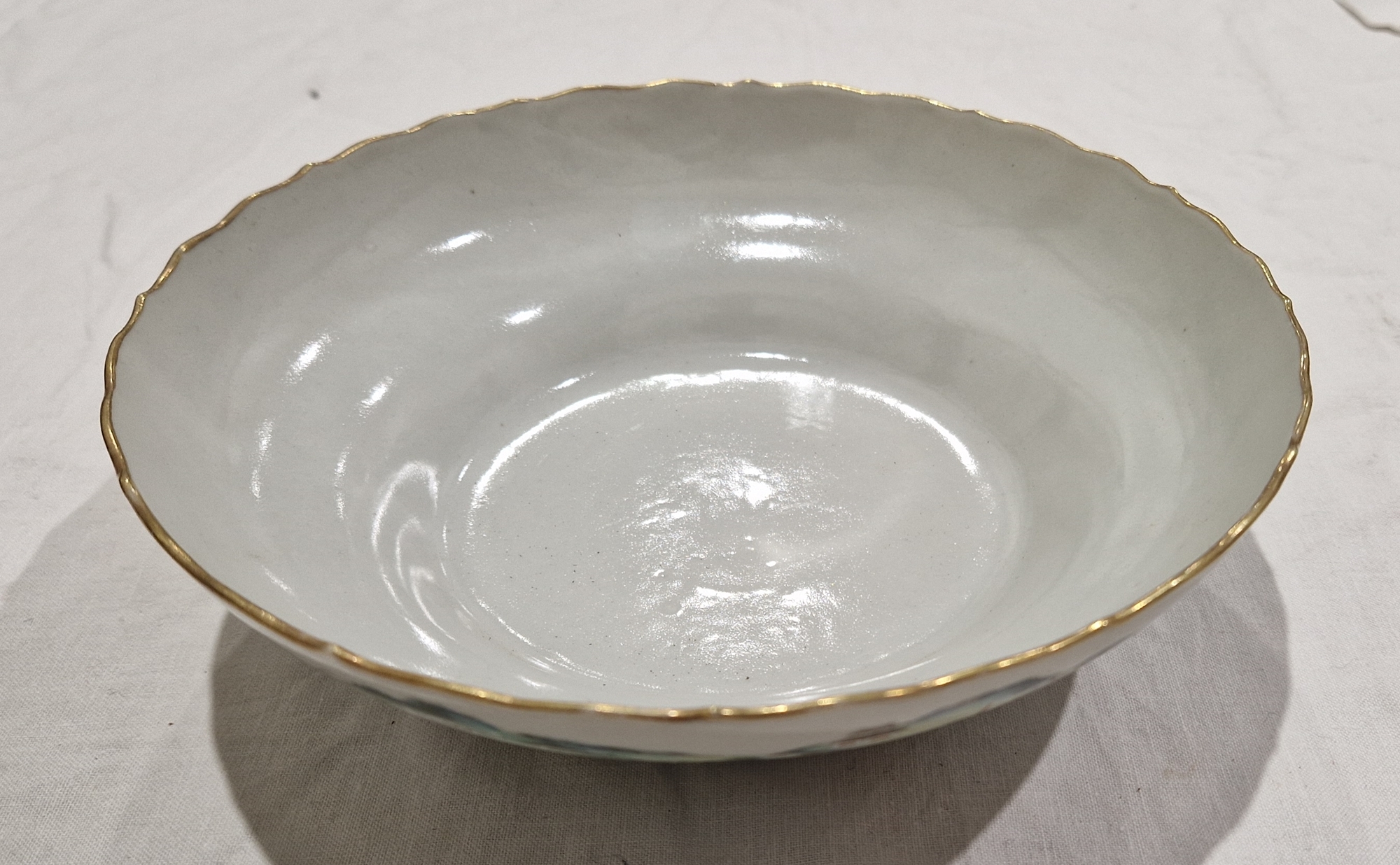 Chinese porcelain famille verte shallow bowl with gilt wavy rim, the sides painted in enamels with a - Image 16 of 19