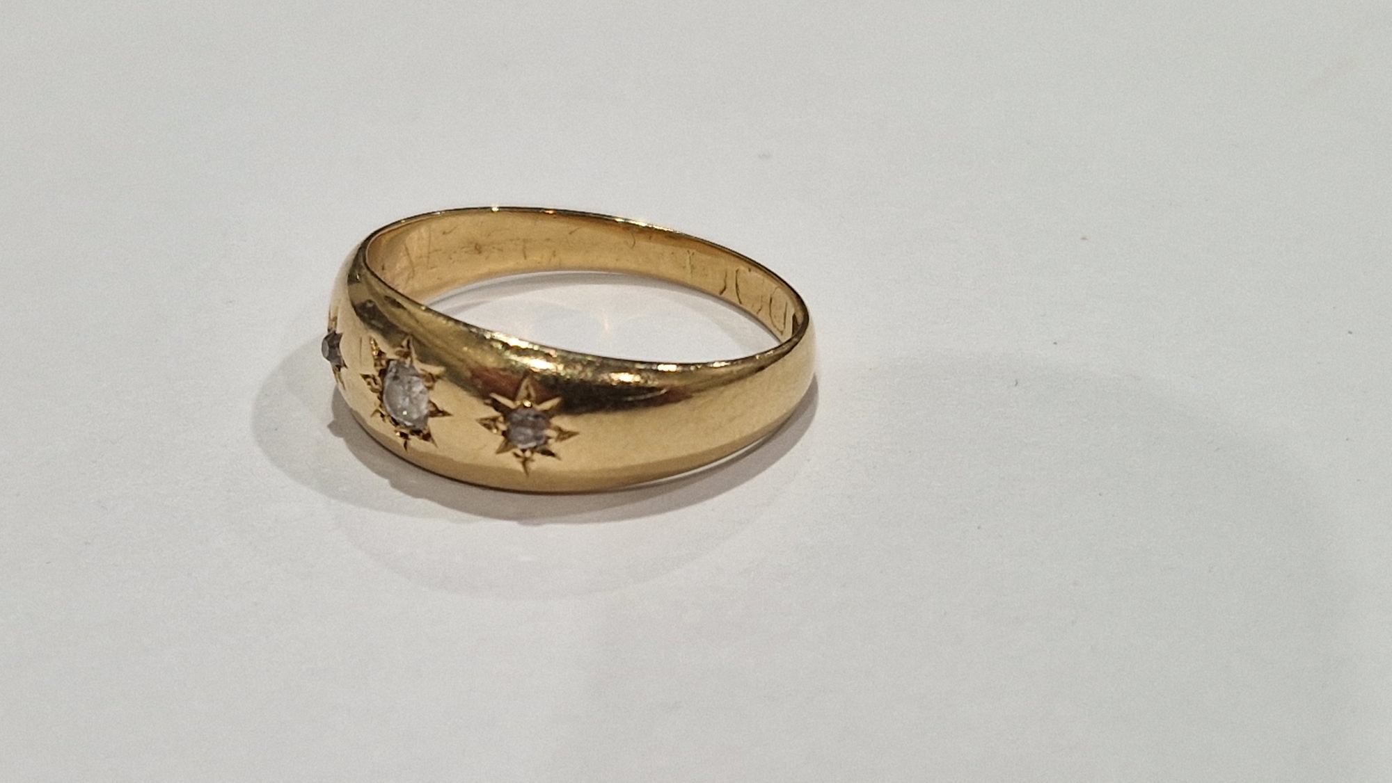 Antique gold-coloured metal ring, graduated and set three old cut diamonds in star setting (size M) - Image 8 of 8