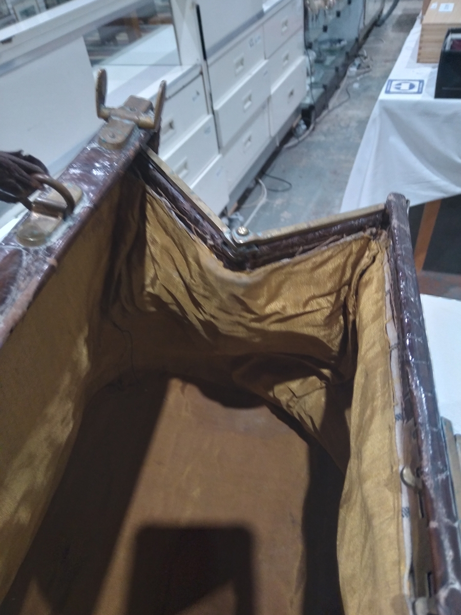 Late 19th/early 20th century crocodile skin gladstone bag with brass fittings and mustard coloured - Image 10 of 13