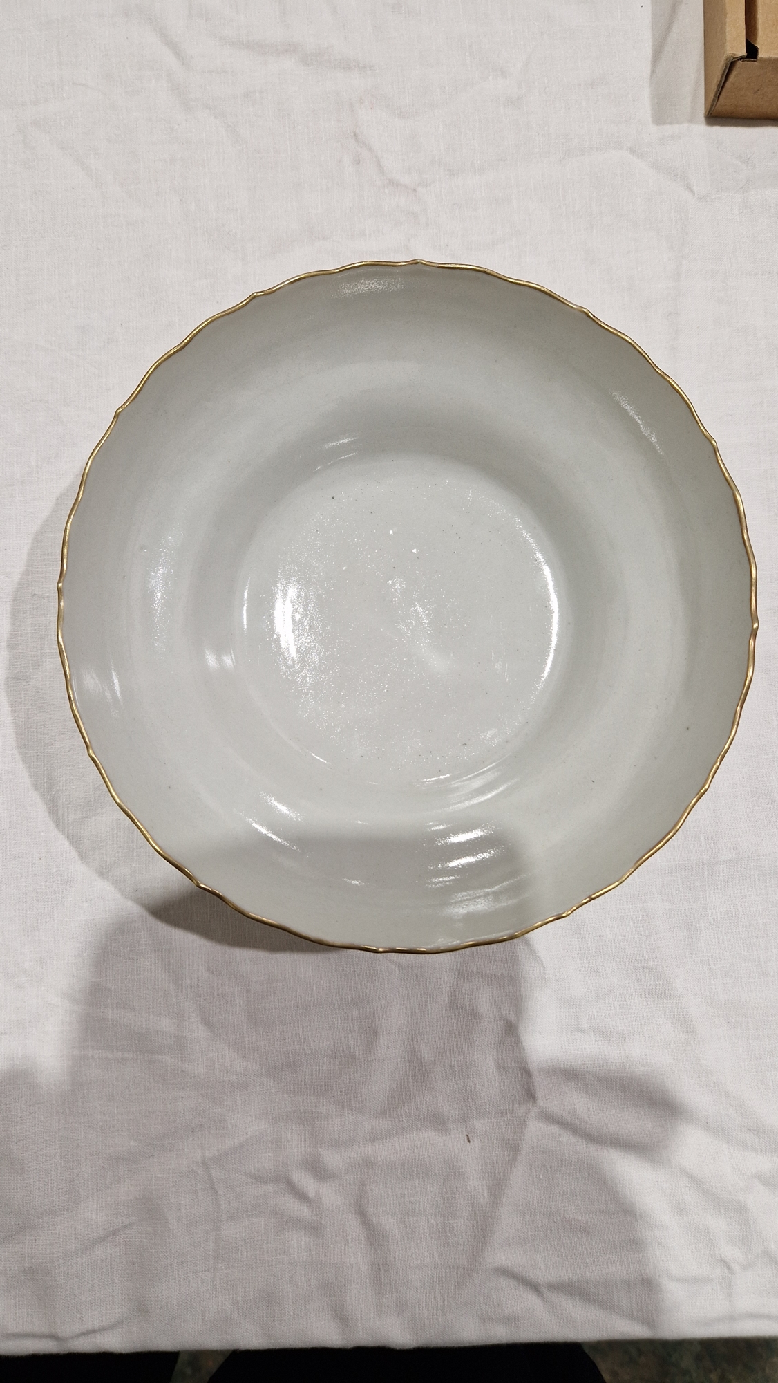Chinese porcelain famille verte shallow bowl with gilt wavy rim, the sides painted in enamels with a - Image 3 of 19