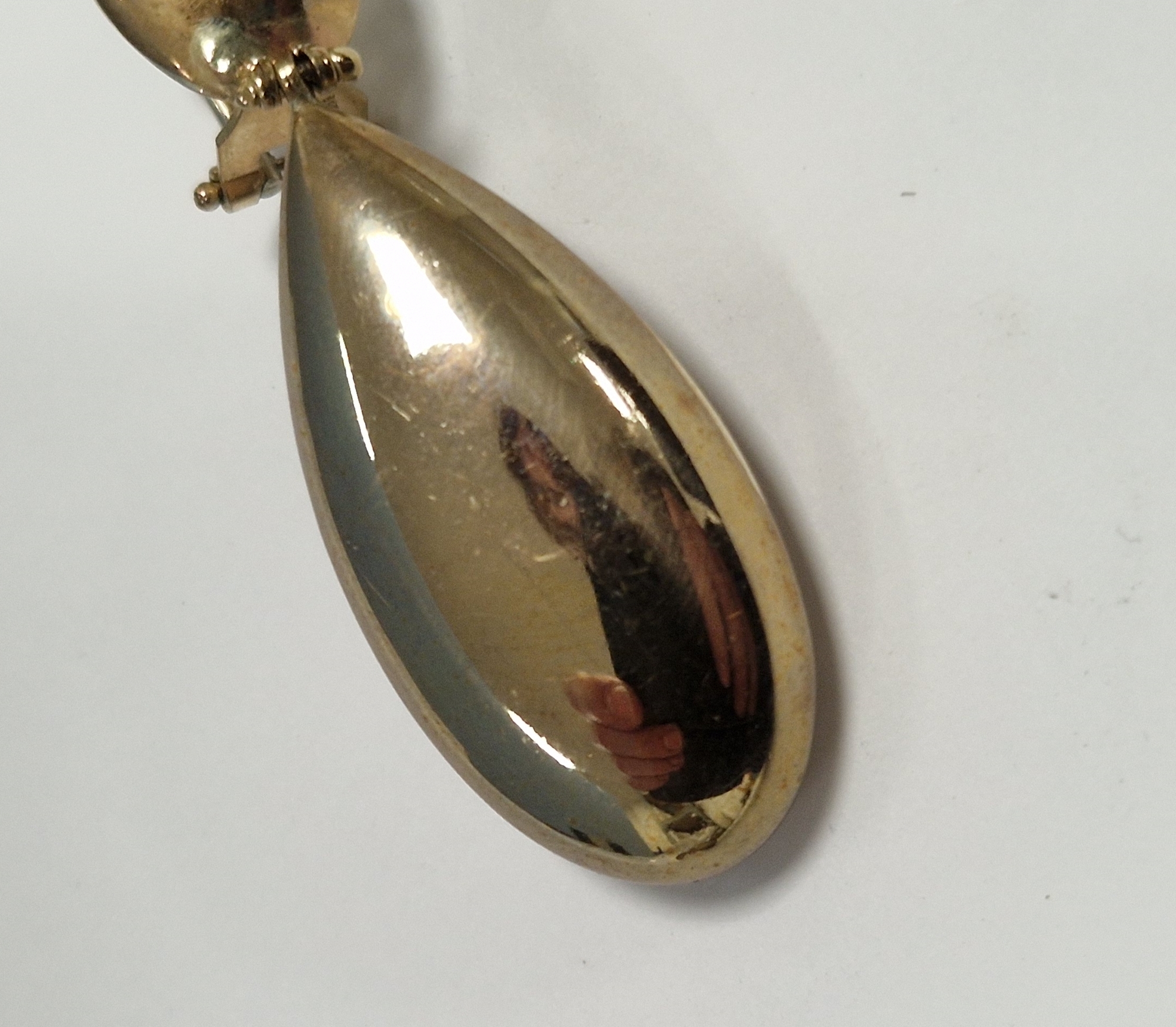 Pair 9ct gold oval large pendant drop earrings, 9.7g  Condition Report Light surface scratches. - Image 4 of 10