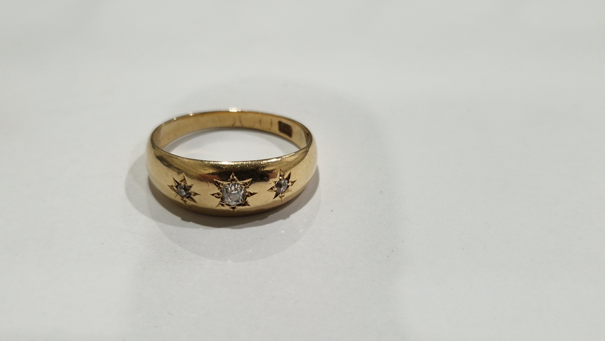 Antique gold-coloured metal ring, graduated and set three old cut diamonds in star setting (size M) - Image 2 of 8