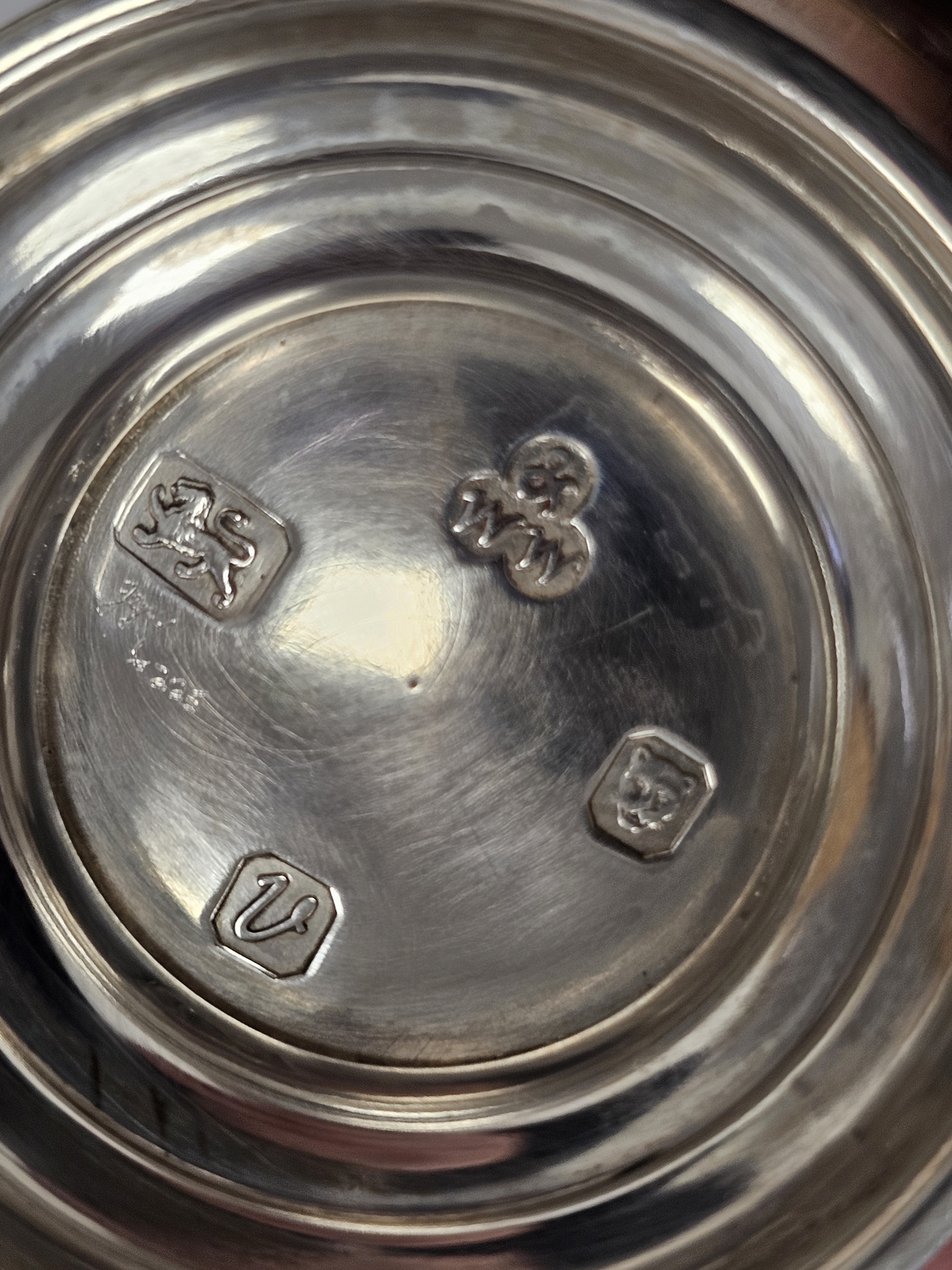 Silver tea strainer, London 1995, Wakely & Wheeler, with ornate pierced twin handles and plain - Image 3 of 3