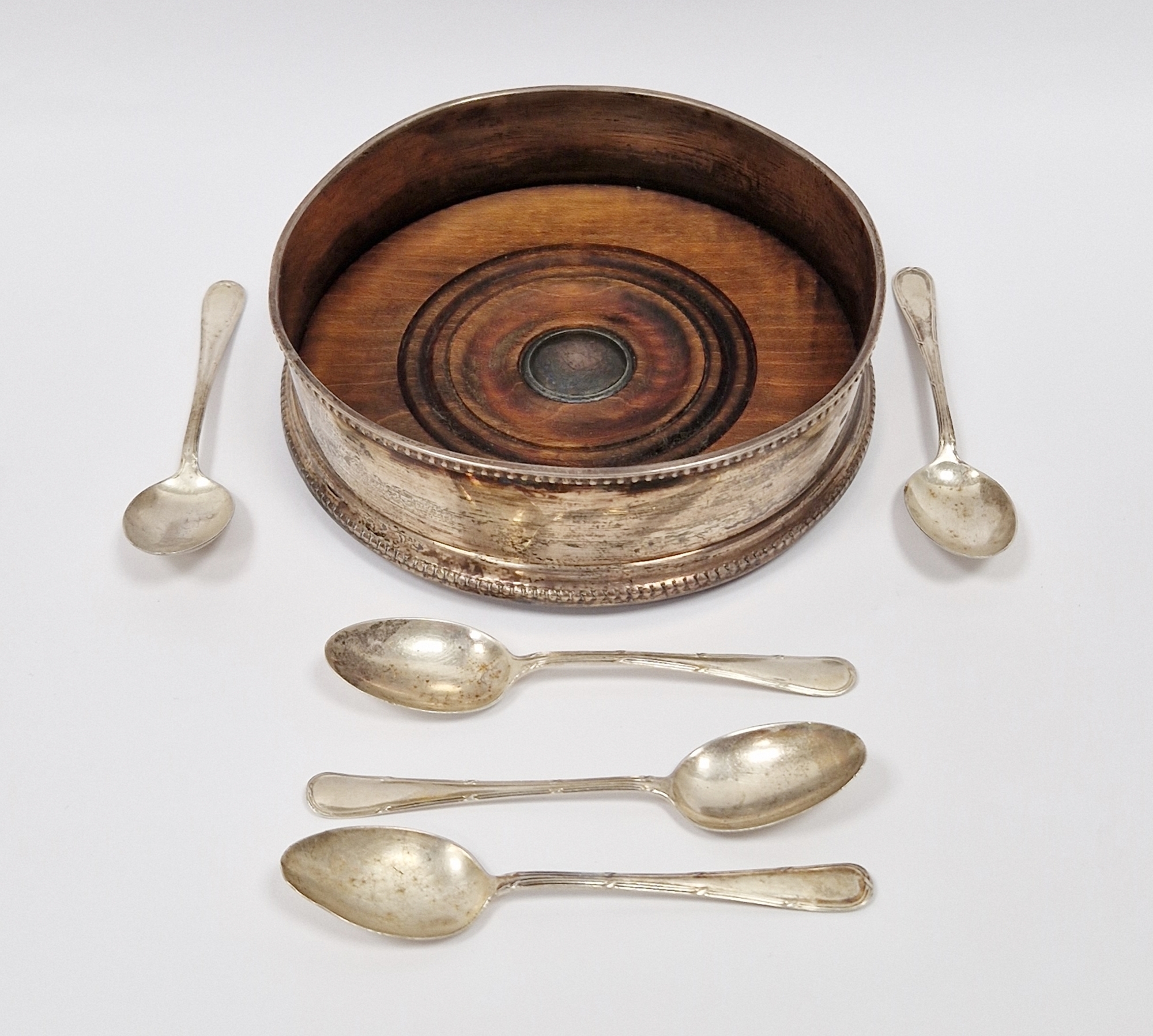 Silver and wooden wine coaster, London 1995, John Bull Ltd, of plain form with beaded edge, 12.5cm