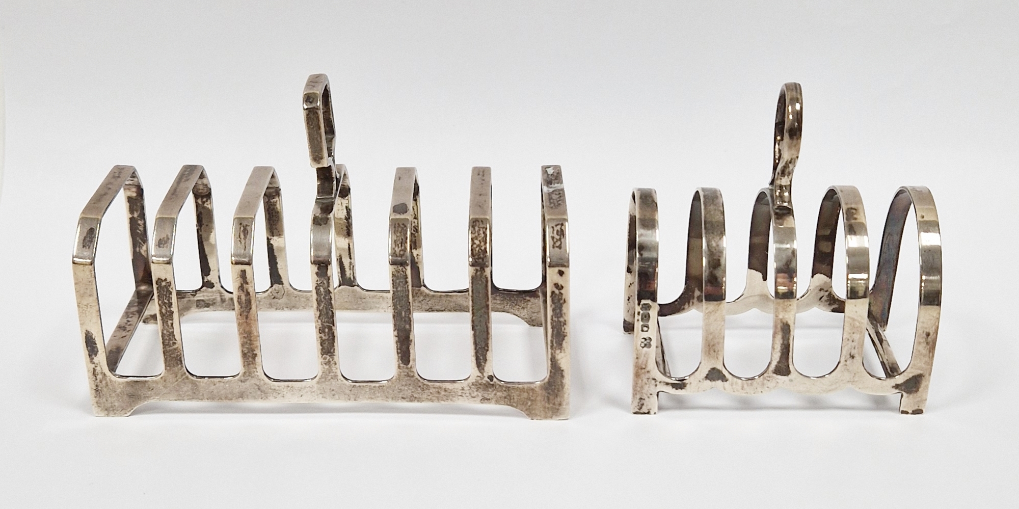 Silver six section toast rack, Sheffield 1935 C W Fletcher & Son, 11.5cm long together with silver