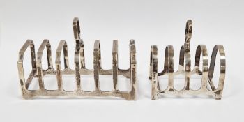 Silver six section toast rack, Sheffield 1935 C W Fletcher & Son, 11.5cm long together with silver