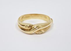 18k yellow gold hinged bangle, the front with a reeded cross-over design, stamped to concealed clasp