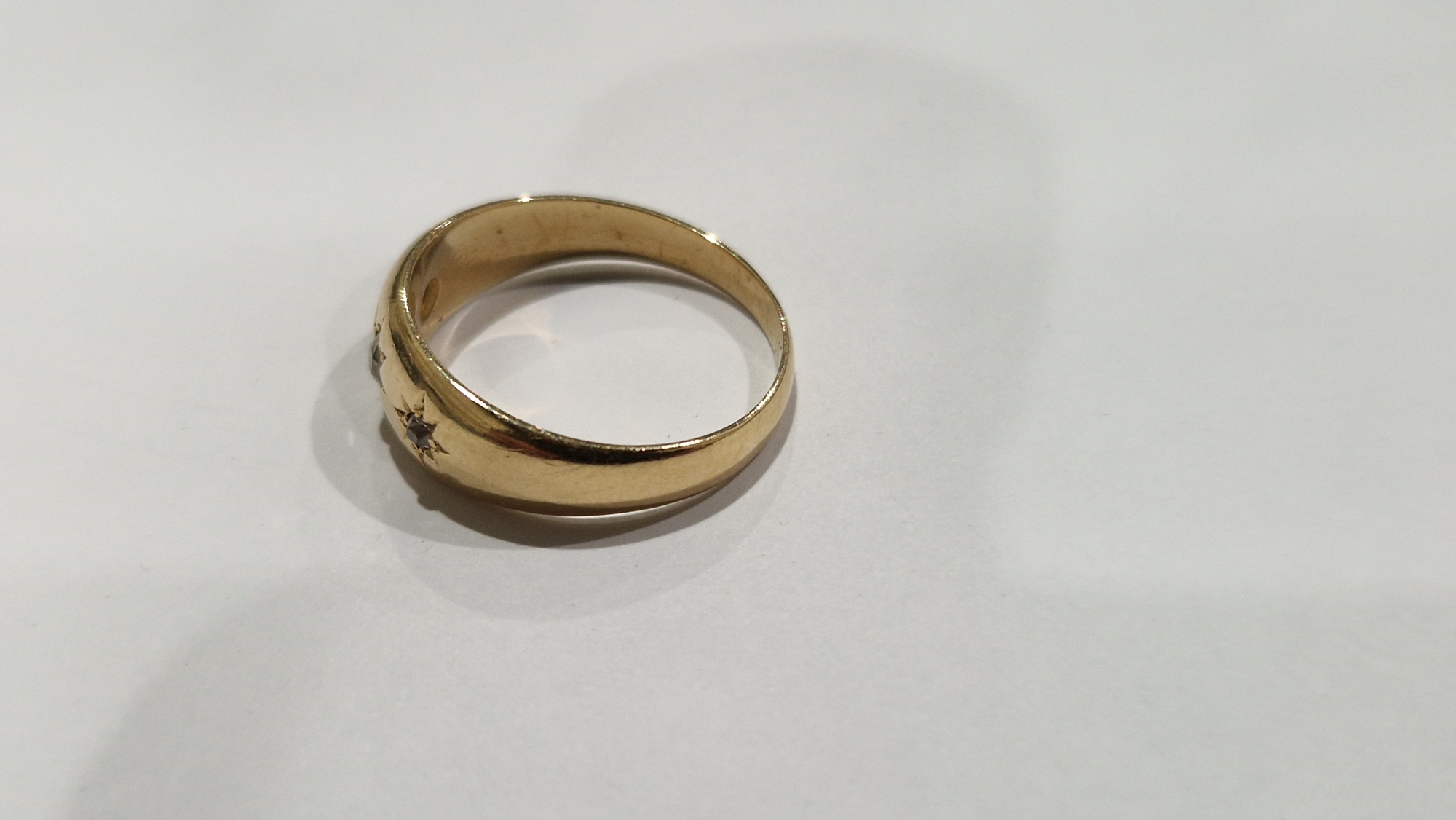 Antique gold-coloured metal ring, graduated and set three old cut diamonds in star setting (size M) - Image 5 of 8