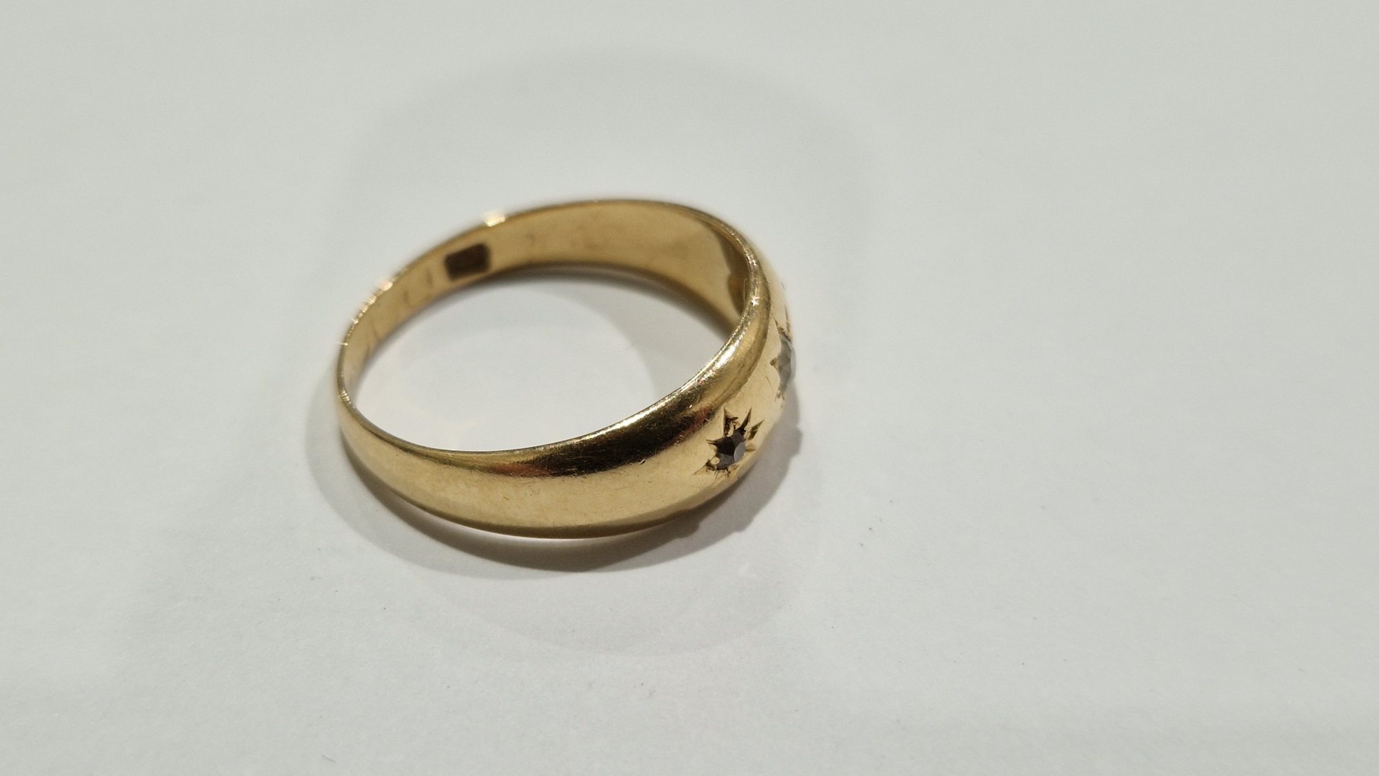 Antique gold-coloured metal ring, graduated and set three old cut diamonds in star setting (size M) - Image 4 of 8