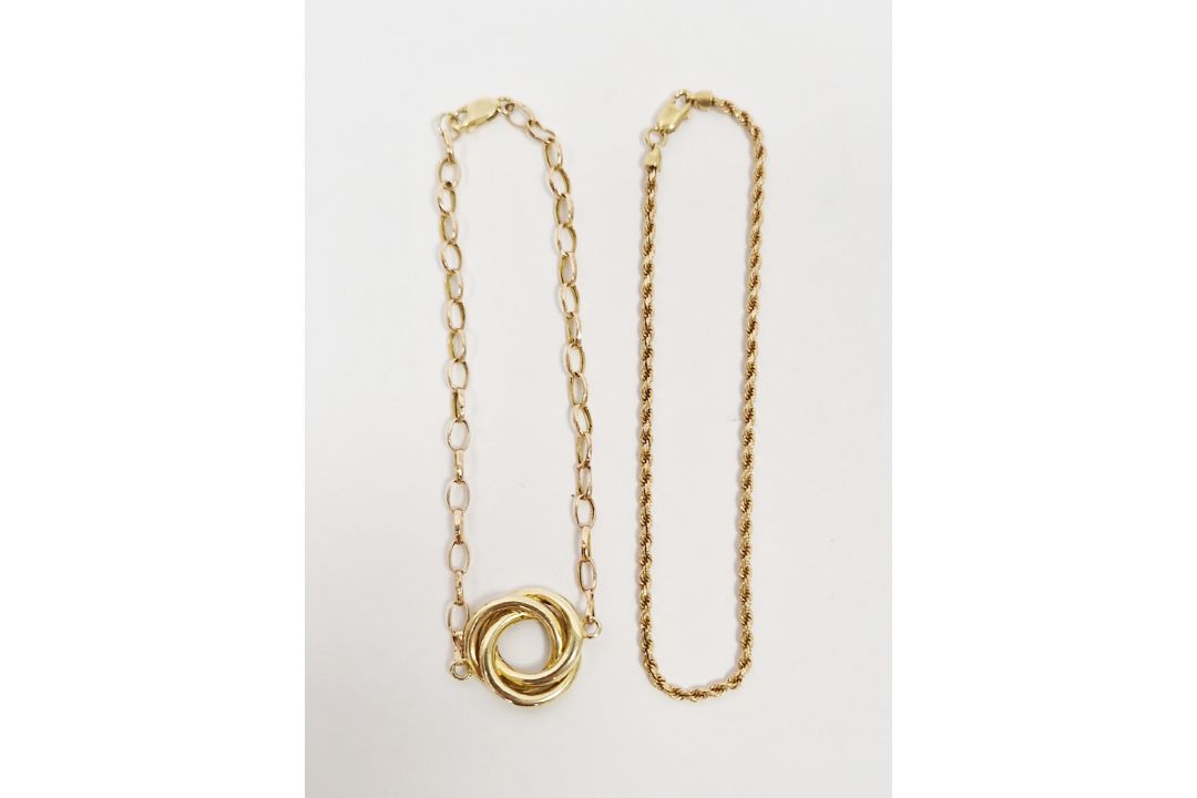 9ct gold triple circle and oval link bracelet, 3.7g and a 9ct rope-pattern fine bracelet, 1.4g (2)