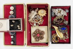 Collection of costume jewellery including approximately ten mid century brooches, moss agate