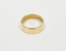 18ct gold wedding band, 4.4g (size O)