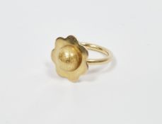 18ct gold flowerhead ring, 3.4g (size K1/2)
