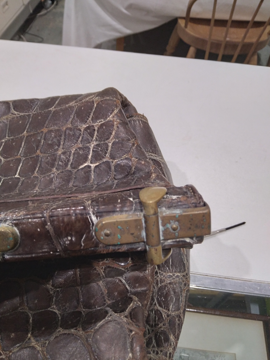 Late 19th/early 20th century crocodile skin gladstone bag with brass fittings and mustard coloured - Image 6 of 13